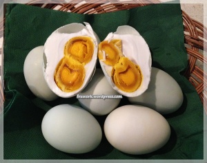 Telur asin rumahan, gurih dan kuning telurnya berminyak.